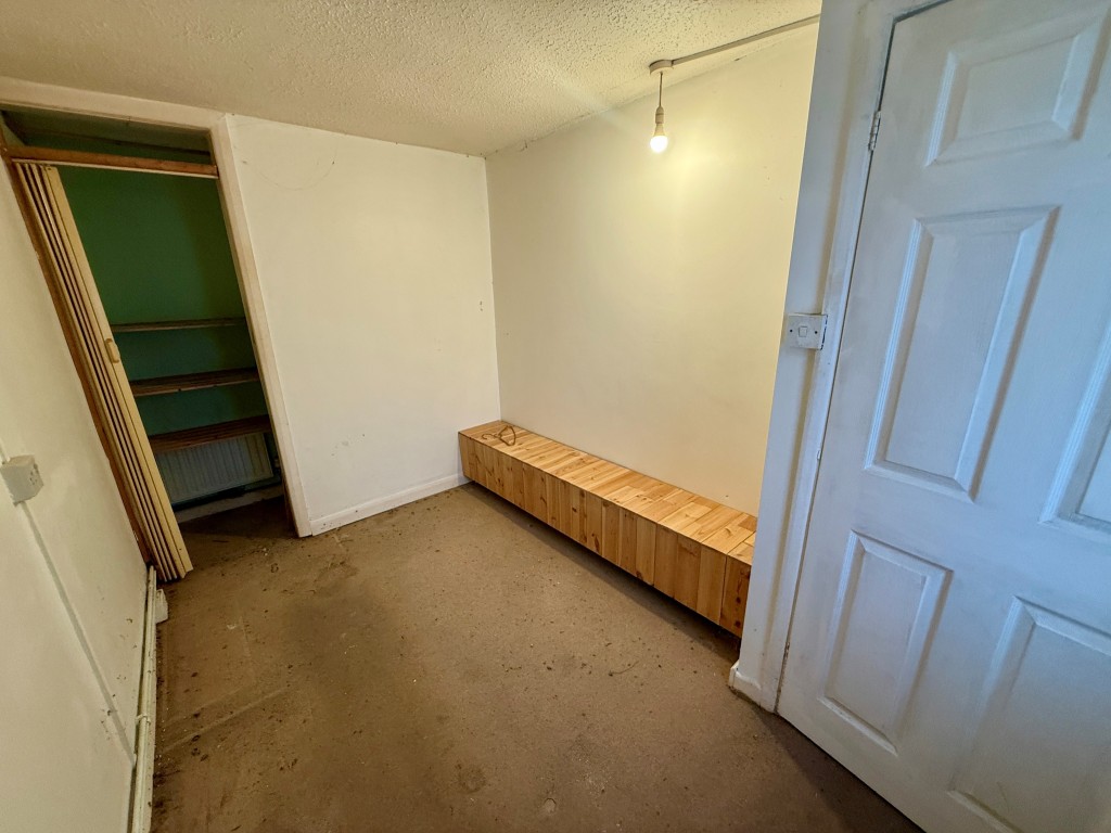 Lot: 99 - TOWN CENTRE PAIR OF FLATS - Basement - Bedroom